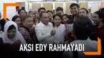 Gubernur Sumatera Utara, Edy Rahmayadi, membetulkan jari warga yang ingin berfoto dengannya.