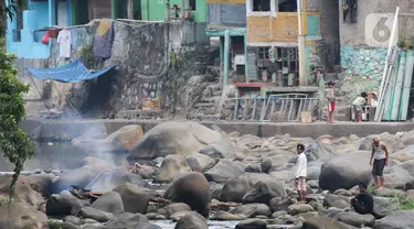 Warga berjalan di Sungai Ciliwung yang menyusut airnya di kawasan Pulo Geulis Kota Bogor, Jawa Barat, Kamis (12/10/2023). (Liputan6.com/Herman Zakharia)