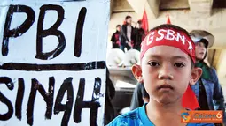 Citizen6, Makassar: Seorang anak mengikuti aksi untuk memperingati 16 tahun meninggalnya Marsinah di bawah Jalan layang Urip Sumoharjo, Makassar, minggu (8/5). (Pengirim: Rahmad Didi) 