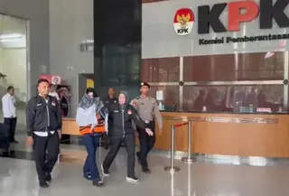 Bupati Pekalongan Fadia Arafiq Pakai Rompi Oranye KPK