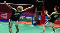 Ganda putra Indonesia, Kevin Sanjaya / Marcus Gideon, merayakan kemenangan atas Li Junhui / Liu Yuchen pada final Jepang Terbuka di Tokyo, Minggu (16/9/2018). Kevin Sanjaya / Marcus Gideon berhasil menjadi juara. (AFP/Kazuhiro Nogi)