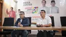 Sekretaris TKN,  Hasto Kristiyanto (kiri) memberikan keterangan di Posko Cemara, Jakarta, Minggu (30/12). Dalam keteranganya Hasto menjelaskan isu-isu dan refleksi akhir tahun 2018 persiapan kampanye terbuka pemilu 2019. (Liputan6.com/Faizal Fanani)