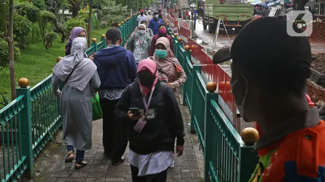 FOTO: Tes Antigen Penumpang KRL di Stasiun Manggarai