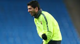 Luis Suarez tertawa saat latihan di Etihad Stadium, Inggris, Selasa (24/2/2015). Manchester City akan menjamu Barcelona di leg pertama Liga Champion di Etihad Stadium pada Rabu (25/2/2015).(Reuters/Carl Recine)