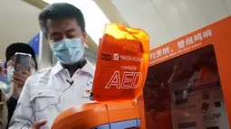 Seorang staf dari Pusat Medis Darurat Beijing memperlihatkan automated external defibrillator (AED) di Beijing, China, 27 Oktober 2020. Pada akhir 2022, semua stasiun transportasi berbasis rel di kota itu akan dilengkapi dengan perangkat kesehatan tersebut. (Xinhua/Zhang Chenlin)