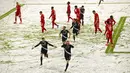Pemain Arminia Bielefeld Amos Pieper (depan) melakukan selebrasi usai mencetak gol ke gawang Bayern Munchen pada pertandingan Bundesliga di Allianz Arena, Munich, Jerman, Senin (15/2/2021). Laga berakhir dengan skor 3-3. (Adam Pretty/Pool via AP)