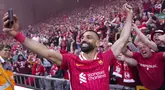 Pemain Liverpool, Mohamed Salah merayakan kemenangan dengan berswafoto bersama dengan para suporter timnya dalam laga lanjutan Liga Inggris 2024/2025 melawan Tottenham Hotspur di Anfiled, Liverpool, Inggris, Minggu (27/04/2025) waktu setempat. (AP Photo/Jon Super)