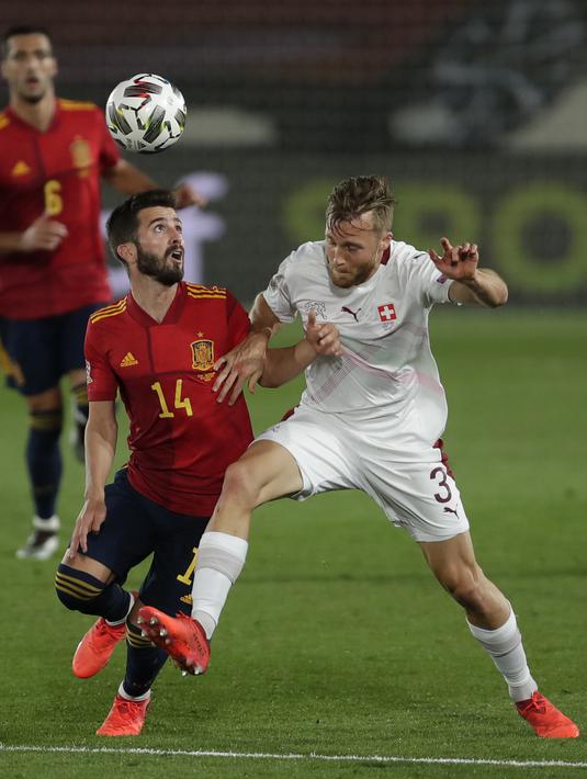 Gelandang Spanyol, Jose Gaya berebut bola dengan pemain Swiss, Silvan Widmer  pada pertandingan  UEFA Nations League di Alfredo Di Stefano, Madrid, Spanyol (10/10/2020). Madrid menang tipis atas Swiss 1-0. (AP Photo/Manu Fernandez)