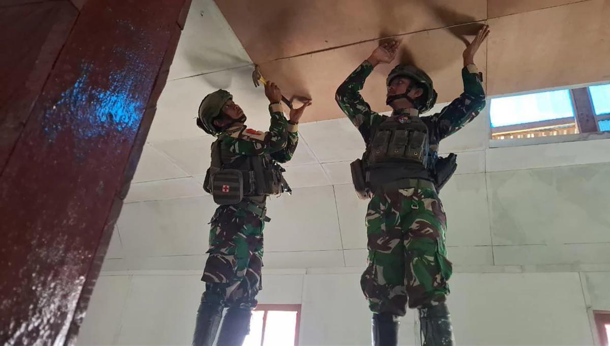 FOTO: Aksi Marinir Renovasi Gereja di Paniai Papua Jelang Natal 2025