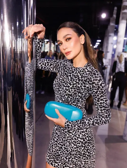 Pengalaman dan prestasi Luna Maya sebagai model membuatnya dilirik sejumlah brand ternama [@lunamaya]