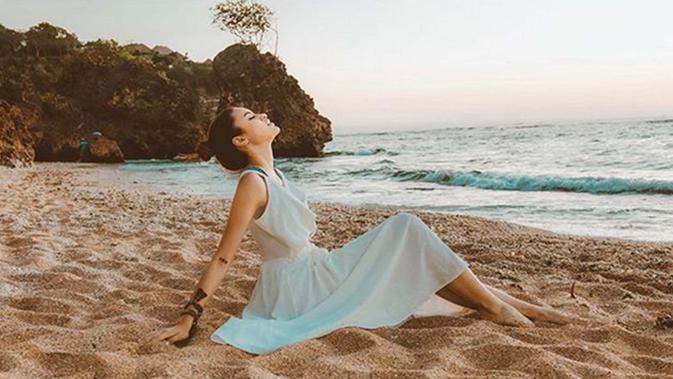 Tentunya identik dengan Bali, pantai menjadi salah satu destinasi yang dikunjungi Andira Hadley. (Liputan6.com/IG/@andirazh)