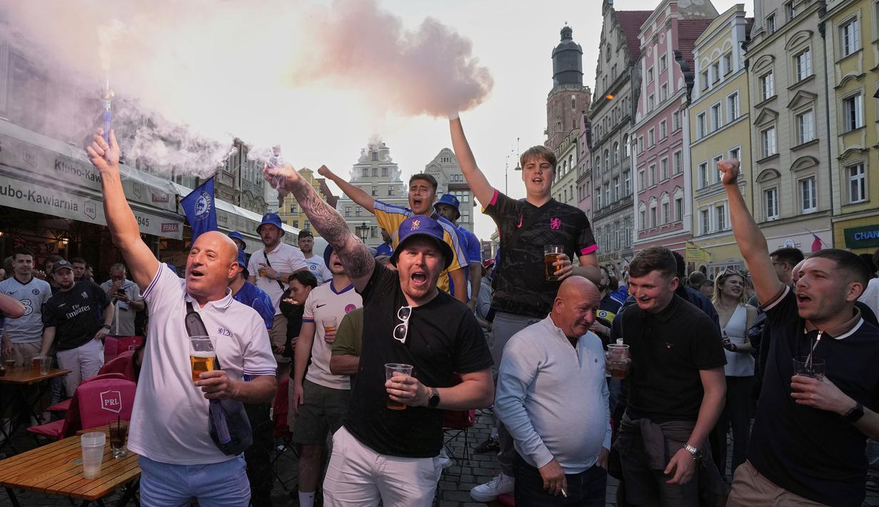 Para fans Chelsea menyalakan suar menjelang laga final Conference League 2024/2025 antara Real Betis melawan Chelsea di sekitar restoran kota Wroclaw, Polandia, Selasa (27/05/2025) waktu setempat. (AP Photo/Czarek Sokolowski)
