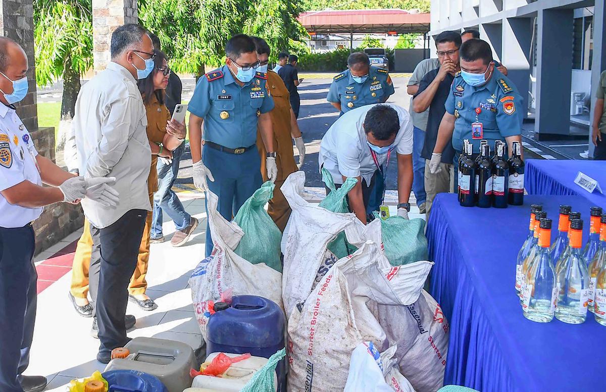 FOTO: Penyelundupan Sianida dan Miras Ilegal Senilai Setengah Miliar Lebih Digagalkan di Perairan Manado