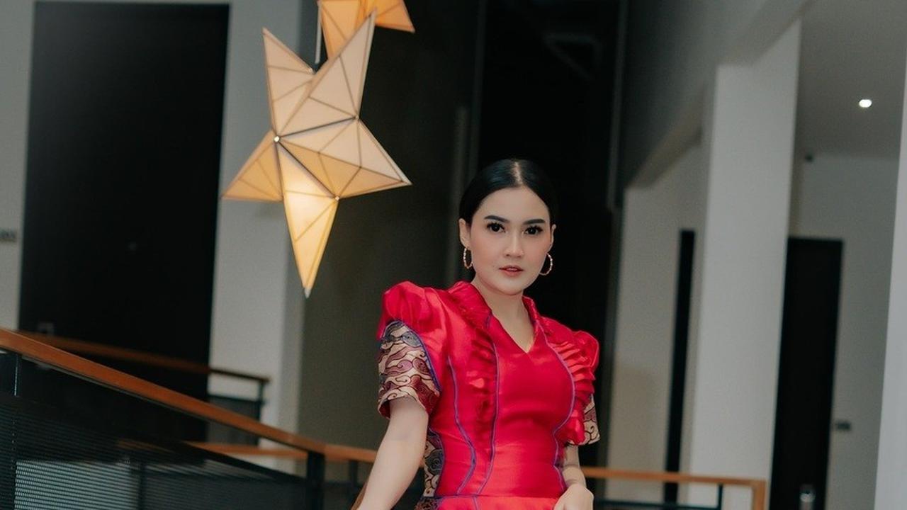 Nella Kharisma, yang memiliki nama asli Nella Tri Charisma, adalah penyanyi dangdut yang dikenal dengan suara merdunya dan lagu-lagunya yang populer di Indonesia.<br>