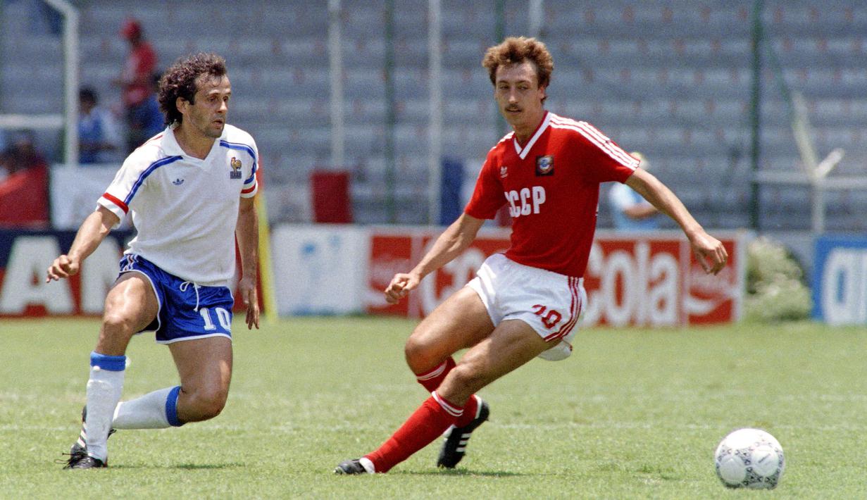 Sergei Aleinikov (kanan) mencetak gol di menit ke-2 lebih 7 detik. Gol ini mampu membawa Uni Soviet mengalahkan Inggris 3-1 pada pergelaran Euro 2004. (Foto: AFP/Stringer)