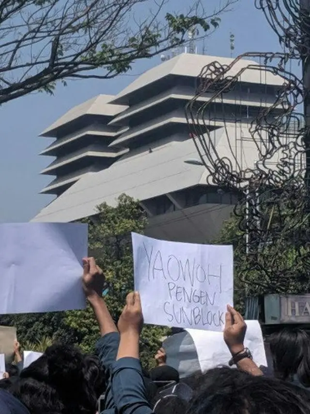 poster nyeleneh mahasiswa