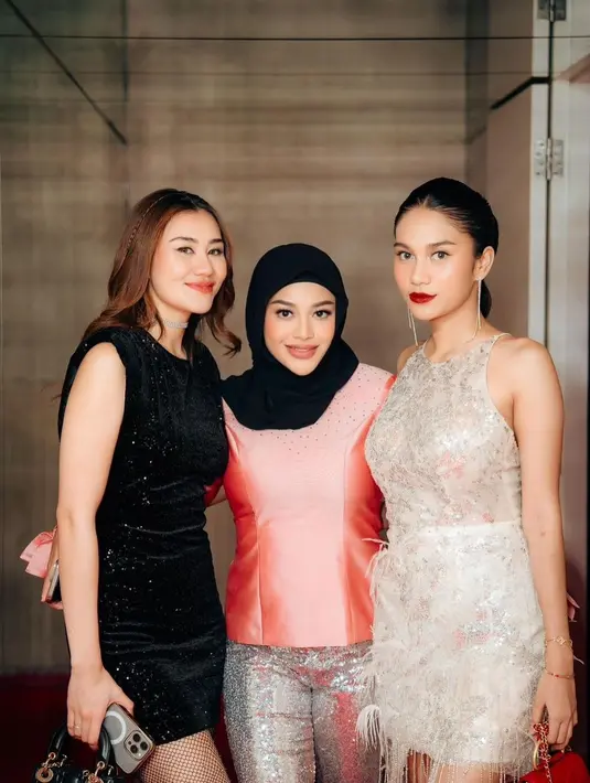 Pasalnya, istri Pratama Arhan itu pulas wajahnya dengan glow finish look dan lipstik bold [@azizahsalsha_]