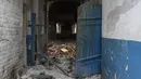 <p>Pintu masuk gereja yang rusak, di Lukashivka, Ukraina utara, 22 April 2022. Penduduk mengatakan tentara Rusia menggunakan rumah ibadah untuk menyimpan amunisi, dan pasukan Ukraina menembaki gedung itu untuk membuat Rusia pergi. (AP Photo/Petros Giannakouris)</p>