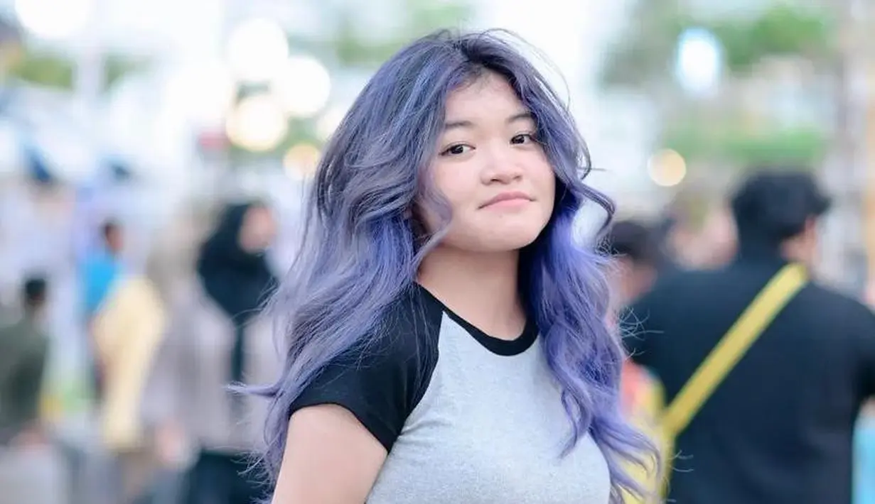 Sudah beranjak remaja, Xakila tumbuh menjadi gadis yang menawan dan gaya rambut yang nyentrik.  (Instagram/romyrafaelmind).