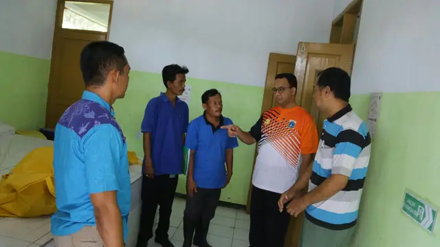 Rombongan Gubernur Anies Baswedan bantu korban kecelakaan  (Dok Tim Gubernur DKI)