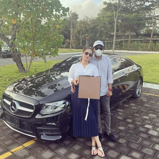 Hadiah di Hari Valentine yang diterima Shyalimar Malik dari sang kekasih adalah mobil bermerk Mercedez Benz dan uang dalam pecahan mata uang dollar (https://www.instagram.com/p/CLRRY7vl97q/)