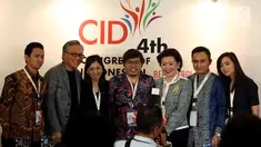 Business Development Creative Media Works KMK Online, Eliza Sariaatmadja bersama pembicara lainnya berfoto bersama usai diskusi dalam 4th Congress of Indonesian Diaspora di Kota Kasablanka, Jakarta, Sabtu (1/7). (Liputan6.com/Johan Tallo)