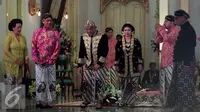 KGPH Prabu Suryodilogo (tengah) berjalan bersama Sultan HB X  dan GKR Hemas usai penobatan naik tahta Puro Pakualaman, Yogyakarta, Kamis (7/1/2016). KGPH Prabu Suryodilogo  memperoleh gelar gelar KGPAA Paku Alam X. (Liputan6.com/Boy Harjanto)
