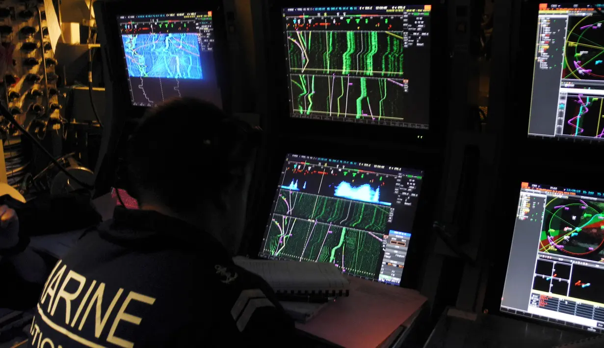 Prajurit Angkatan Laut Perancis memantau radar di ruang kontrol kapal selam nuklir Triumphant "Le Vigilant", Brest, Perancis (21/10). Misi penyelaman kapal ini yaitu mencegah serangan nuklir jika mengancam Perancis. (AFP /Valérie Leroux )