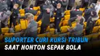 Keduanya menggondol sebuah kursi tribun yang lepas, dengan membelakangi petugas.