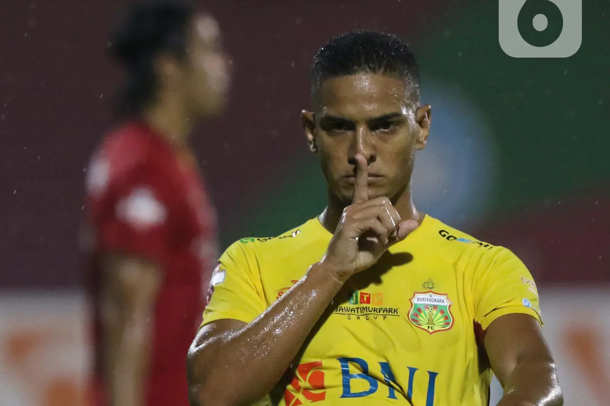 Salam Siku Akhiri Duel Keras Bhayangkara FC dan Persija