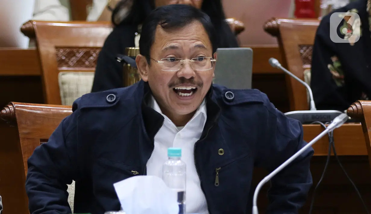 Menteri Kesehatan, dr Terawan Agus Putranto mengikuti rapat kerja bersama Komisi IX DPR RI di Kompleks Parlemen, Senayan, Jakarta, Senin (3/2/2020). Rapat ini menjadi evaluasi proses kepulangan Warga Negara Indonesia (WNI) dari Wuhan, China, yang saat ini berada di Natuna. (Liputan6.com/Johan Tallo)