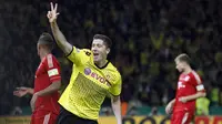 Nama Robert Lewandowski (tengah) sangat akrab di telinga fans Dortmund. Selama empat tahun membela Dortmund, ia jadi sosok yang sangat diandalkan di lini serang Die Borussen. (Foto: AP/Michael Sohn)