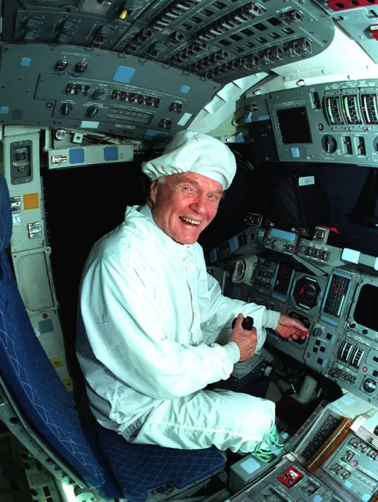 Lalu 36 tahun kemudian, tepatnya pada 29 Oktober 1998, John Glenn kembali mencatat sejarah setelah kembali ke luar angkasa dalam usia 77 tahun, sekaligus menjadi astronot tertua di dunia. (Courtesy NASA/Handout via REUTERS)