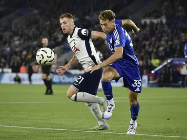 Gelandang Tottenham Hotspur Dejan Kulusevski berebut bola dengan gelandang Leicester City Kasey McAteer pada matchday pertama Liga Inggris 2024/2025 di King Power Stadium, Selasa (20/8/2024) dini hari WIB. (AP Photo/Rui Vieira)