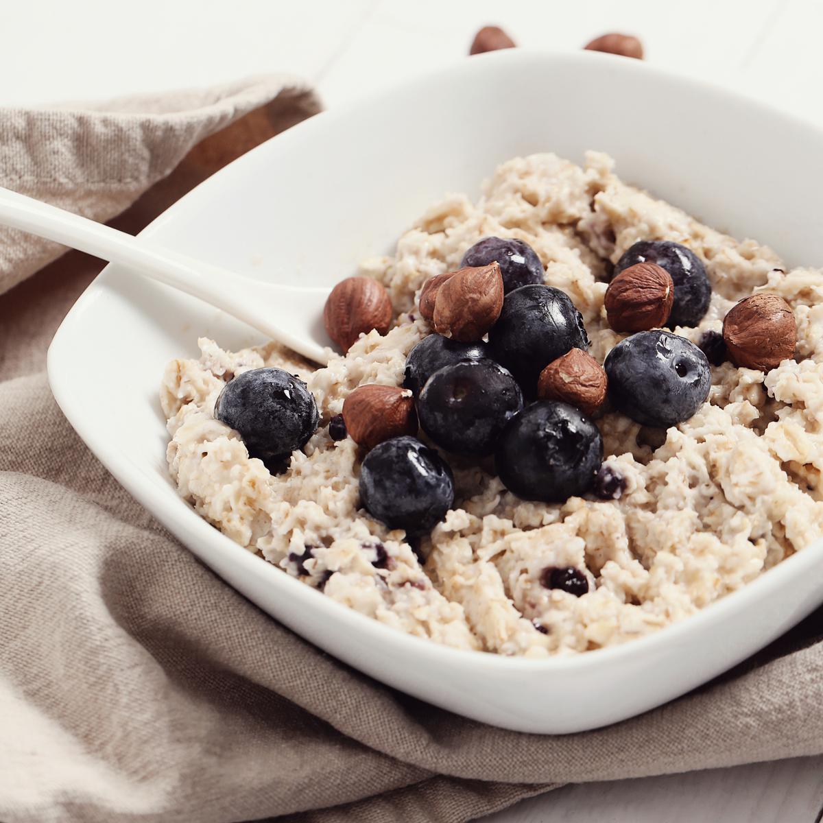 Ilustrasi Overnight Oat Blueberry Almond