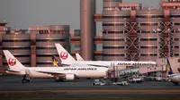 Pesawat Japan Airlines terlihat pada landasan di Bandara Internasional Haneda, Tokyo, Jepang, Senin (29/11/2021). Jepang mengumumkan akan menutup kembali pintunya untuk warga negara asing yang berlaku pada 30 November 2021. (AP Photo/Koji Sasahara)
