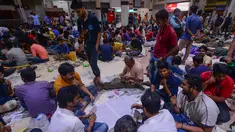 Orang-orang Bangladesh bermain kartu sambil menunggu dalam antrean untuk mendapatkan tiket  mudik lebaran di Stasiun Kereta Kamalapur, Dhaka, Kamis (23/5/2019). Pemudik Bangladesh rela antre berjam-jam dan bahkan menunggu jauh hari sebelum pembukaan loket tiket. (MUNIR UZ ZAMAN/AFP)