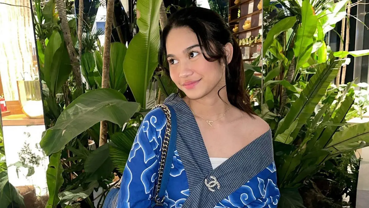 Dikira Netizen Pemberian Arhan, Ini 6 Potret Azizah Salsha Pakai Kalung Inisial A