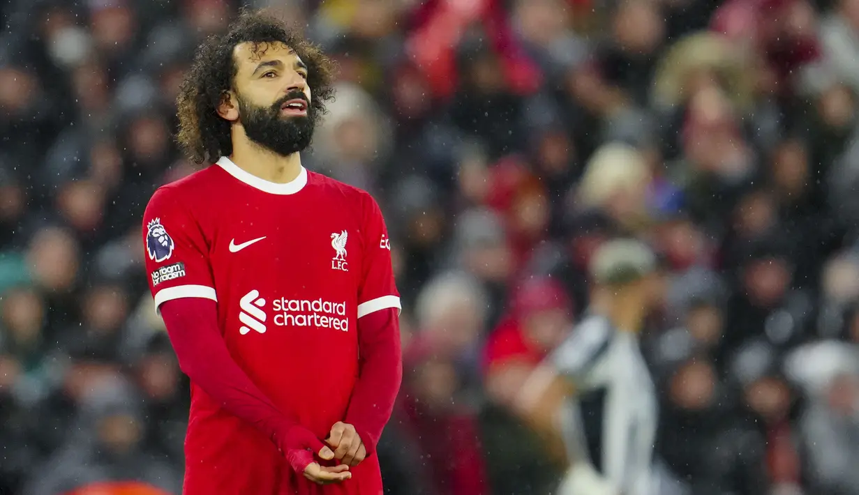 Sepanjang keberadaanya di Liverpool, Mo Salah telah mengantar klub ini merebut berbagai trofi bergengsi seperti Liga Champions, Premier League, Piala FA. Piala Liga Inggris, Community Shield, Piala Super Eropa, serta Piala Dunia Antarklub. (AP Photo/Jon Super)