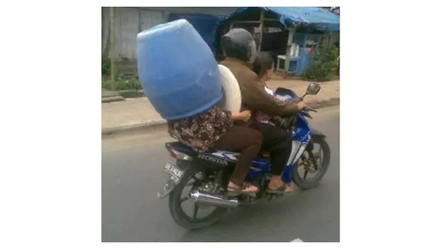 Potret Helm Pengendara Dari Alat Rumah Tangga Ini Bikin Tepuk Jidat