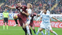 Striker Torino, Andrea Belotti, duel udara dengan pemain  Lazio, Dusan Basta pada lanjutan laga Serie A di Stadion Olimpic, Turin (23/10/2016). (EPA/Alessandro Di Marco)