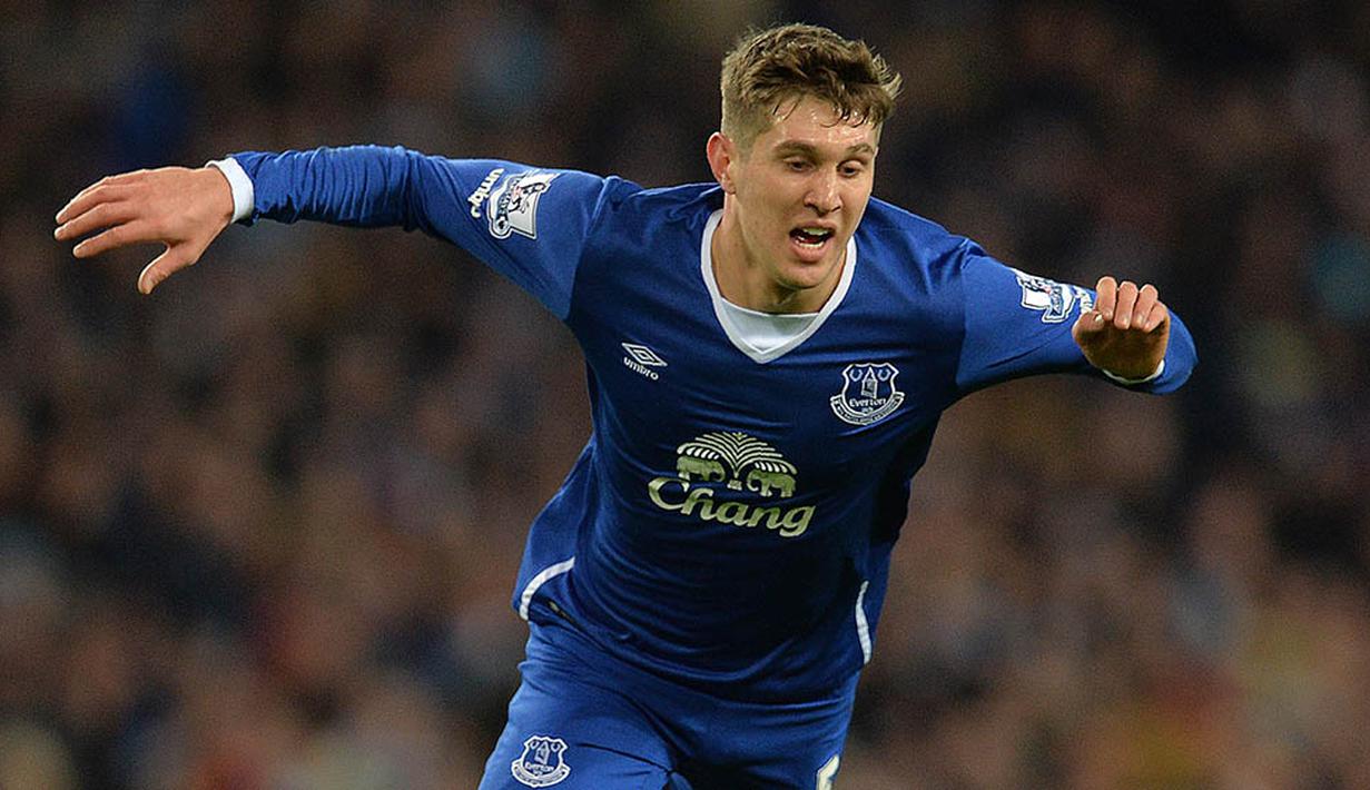 6. John Stones, pemain serbaguna, bisa ditempatkan sebagai bek tengah, bek sayap ataupun gelandang bertahan. Pemain Everton ini diyakini akan menjadi incaran klub-klub besar Eropa pada bursa transfer mendatang. (AFP/Paul Ellis)