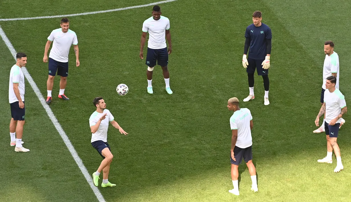 Para timnas pemain Swiss ambil bagian dalam sesi latihan MD-1 mereka di National Arena di Bucharest Minggu (27/6/2021). Pertandingan babak 16 besar EURO 2020 akan mempertemukan Prancis vs Swiss pada Selasa (29/6) dini hari. (Daniel MIHAILESCU / AFP / POOL)