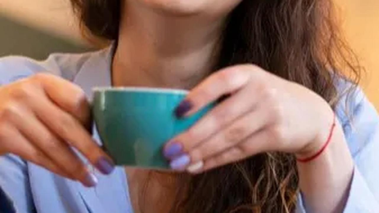 Jadi, apakah kamu lebih suka kopi hitam yang tradisional atau cold brew yang menyegarkan, yang jelas, nikmatilah secangkir kopi dengan bijak untuk kesehatanmu!