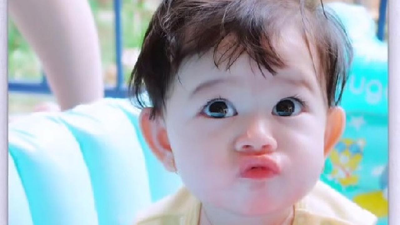 Potret Baby Biel Anak Denny Sumargo dan Olivia Allan Makan Semangka, Gemas Pakai Baju Nanas