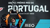Kemenangan Miguel Oliveira ini merupakan yang kedua kalinya diraih saat berlaga di sirkuit debutan. Sirkuit debutan pertama yang ia taklukkan adalah Sirkuit Internasional Algarve, Portimao, Portugal, pada 2020 lalu. (AFP/Patricia De Melo Moreira)