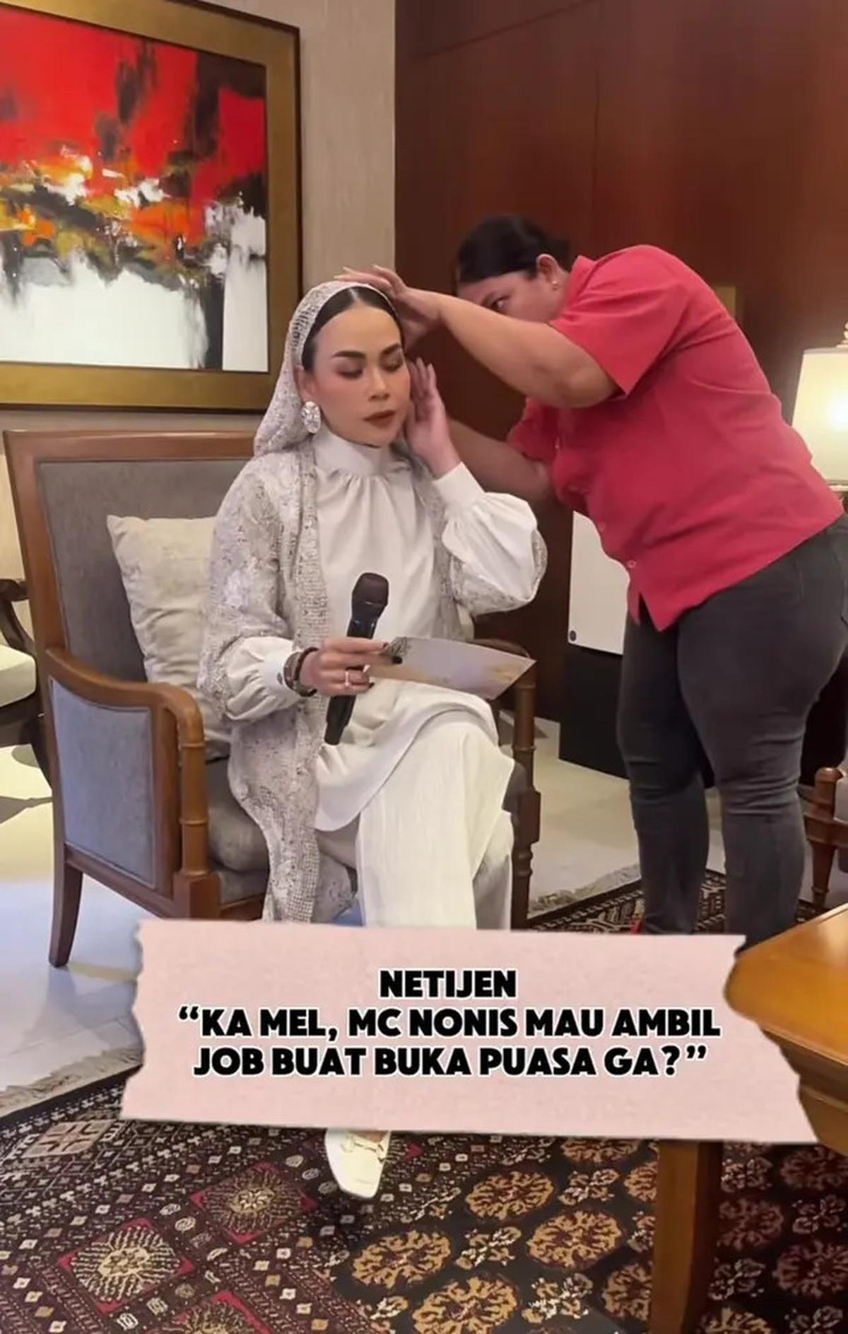7 Potret Melaney Ricardo Jadi MC Buka Puasa, Dapat Berkah Ramadhan