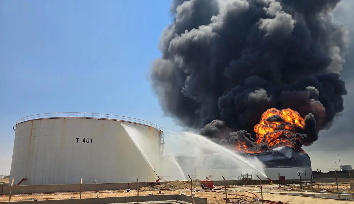 Asap hitam pekat membubung saat kebakaran di kilang minyak Zawiya setelah serangan pesawat nirawak di Zawiya, Libya, Selasa, 11 Agustus 2026. (AFP/ Mahmud Turkiya)
