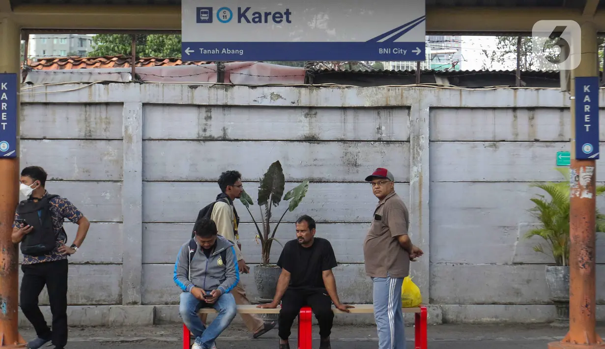 Aktivitas calon penumpang KRL Commuter Line Jabodetabek di Stasiun Karet, Jakarta, Kamis (2/1/2025). (Liputan6.com/Herman Zakharia)