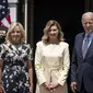 Ibu negara AS Jill Biden, ibu negara Ukraina Olena Zelenska dan Presiden AS Joe Biden berpose untuk foto saat Zelenska tiba di Halaman Selatan Gedung Putih 19 Juli 2022 di Washington, DC. (DREW ANGERER / GETTY IMAGES NORTH AMERICA / GETTY IMAGES VIA AFP)